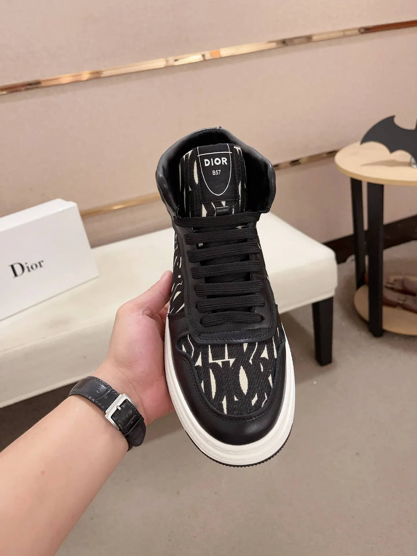 Men's shoes💰 420💰🇮🇹🇮🇹Dior d The new high-tops are on sale at the same time at the counter. The uppers are 🇮🇹 Italian imported first-layer cowhide, and the fully imported sheepskin lining is 💪💪. It is a complete 1⃣️ to 1⃣️ replica 🇮🇹💪💪. ⚠Sole: The original sole is specially provided by the original factory. The exclusive movable molded sole is super comfortable. ⚠Original factory follow-up goods, 🔍🔍high quality, you can enter and exit the counter at will, welcome to compare⚠. Code number:38-44